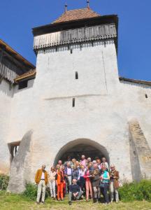 Foto 6  Reisegruppe vor Kirchenburg in Viscri-Deutschweißkirch